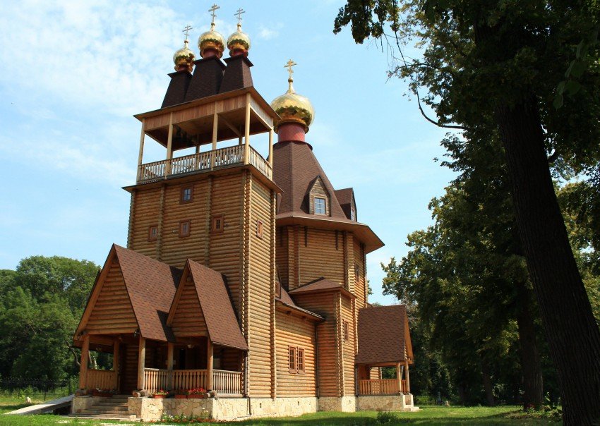 деревянную церковь в честь Святителя Николая Чудотворца